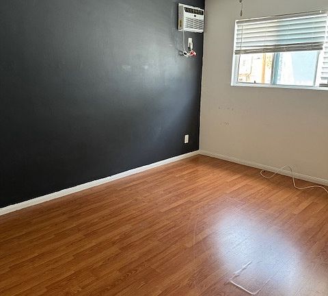 5th image of 725 N Sycamore Ave #16