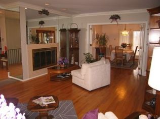 18 Charter Oak Dr, Carnegie, PA 15106