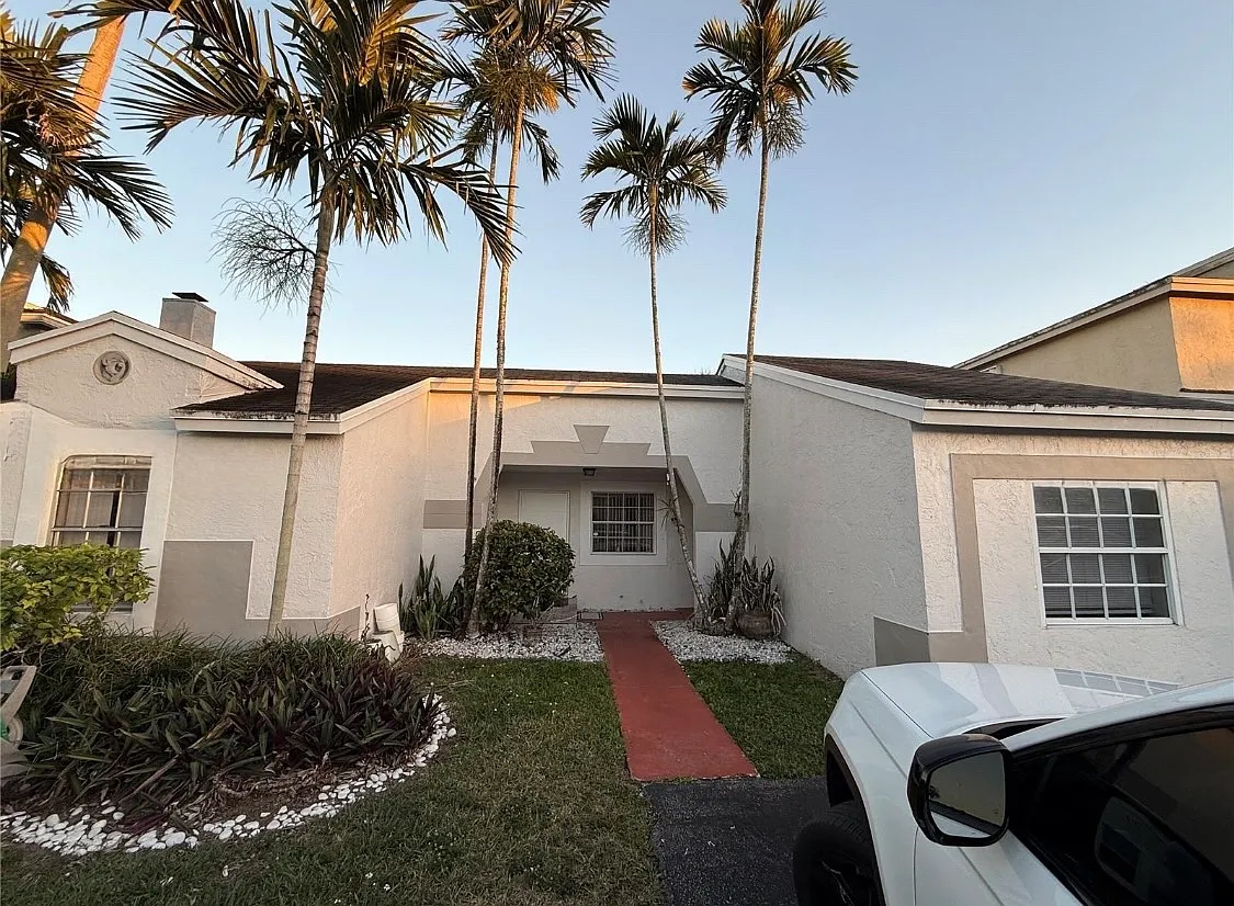 3 bed, 1039 sqft, $2,900 — Photo 1