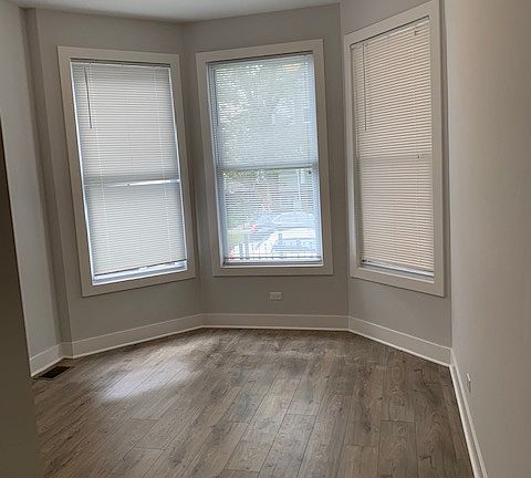 4th image of 2835 N Avers Ave #1