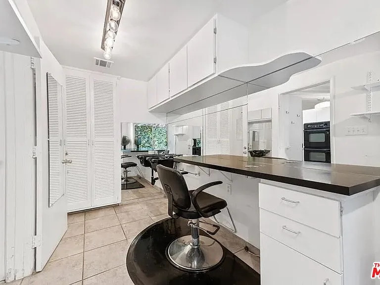 4363 Hayvenhurst Ave — Photo 20