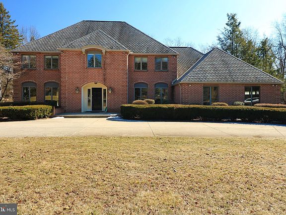 3rd image of 2610 Sleepy Hollow Dr