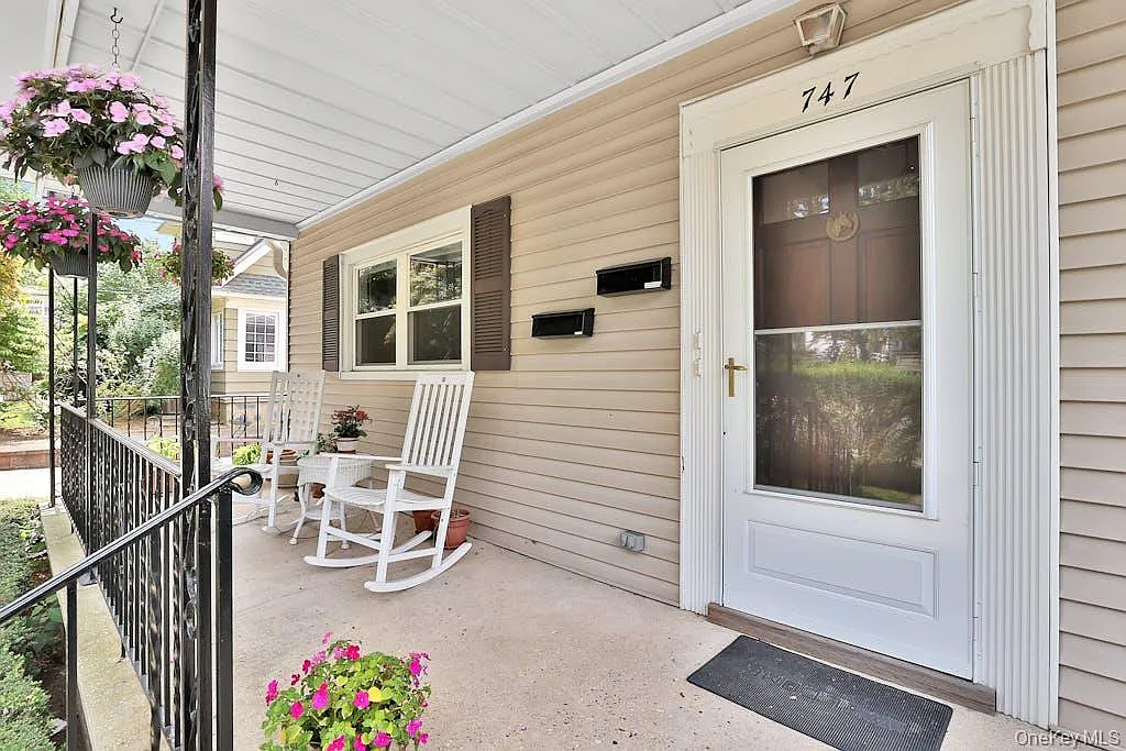 2 bed, 1.0 bath, 872 sqft, $3,500 — Photo 2