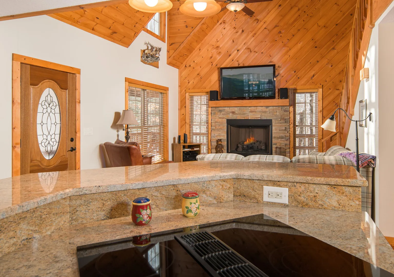 Log Cabin, Close To Ski, Fireplace, Lot of Parking — Photo 4