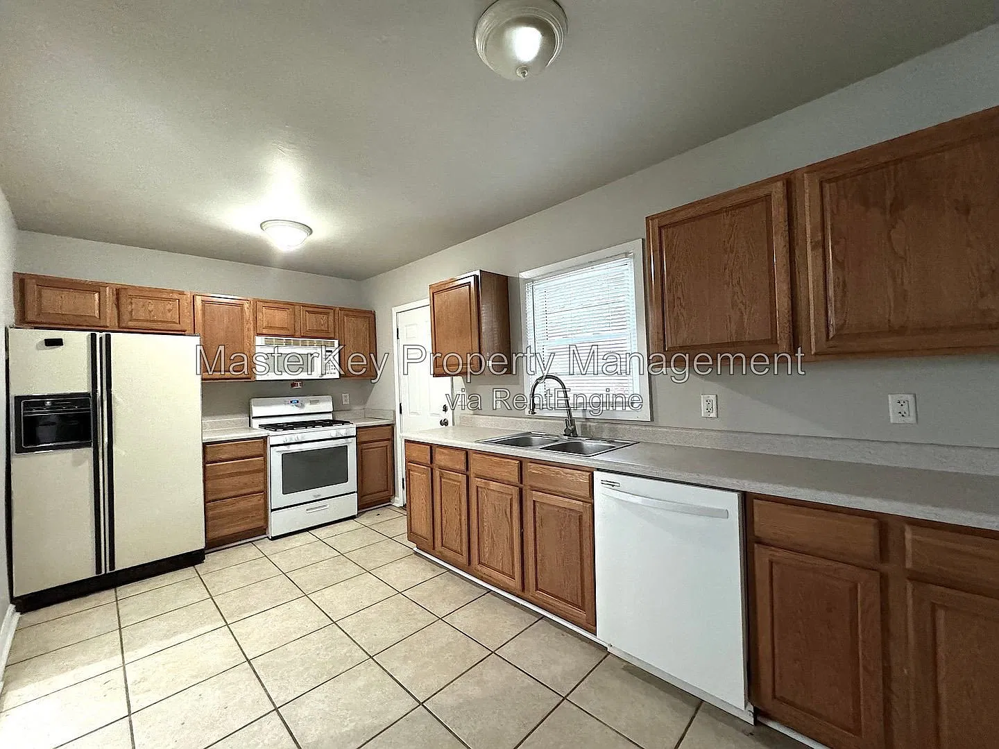 3 bed, 1.0 bath, 1046 sqft, $1,500 — Photo 2