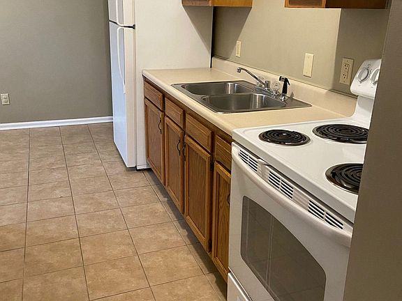 2nd image of 608 Romig St APT C
