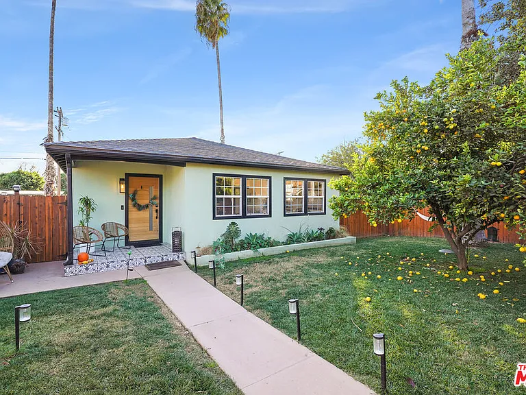 14828 Saticoy St — Photo 25