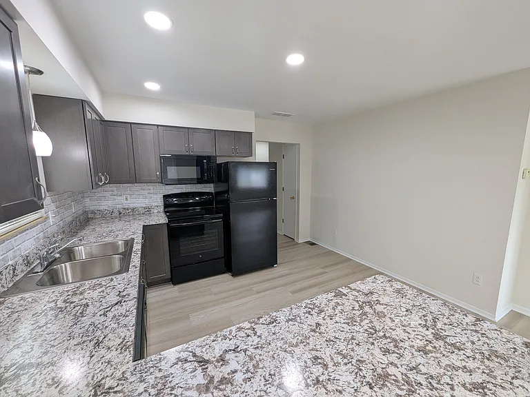 549 S Elm St — Photo 9