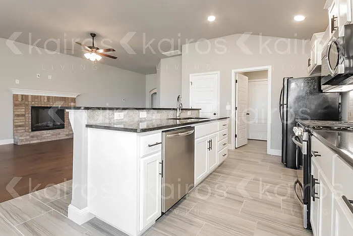 3 bed, 2.0 bath, 1761 sqft, $1,825 — Photo 2