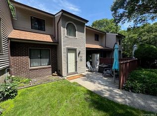 836 Skyline Dr, Coram, NY 11727
