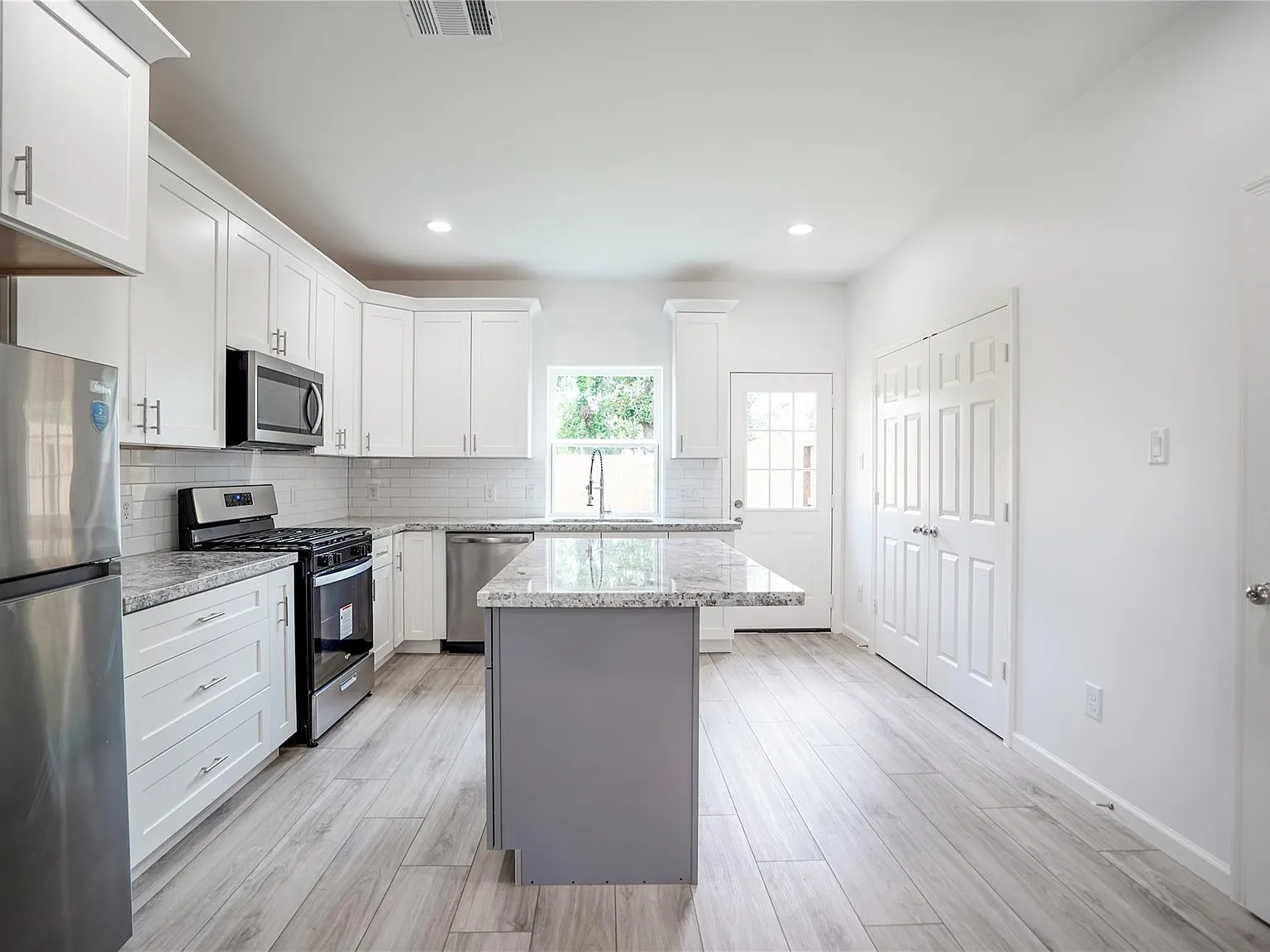 3 bed, 2.0 bath, 1400 sqft, $1,790 — Photo 3