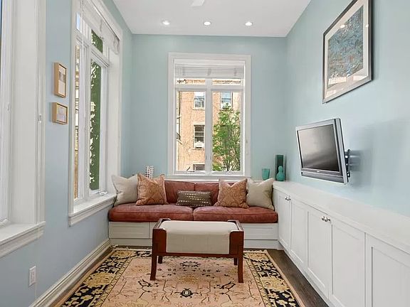 3rd image of 121 W 77th St APT 2