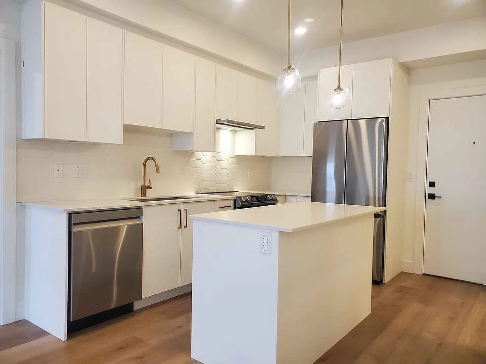 3 bed, 850 sqft, $2,500 — Photo 2