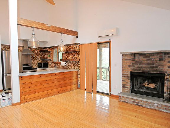 4th image of 249 Rock Crest Dr