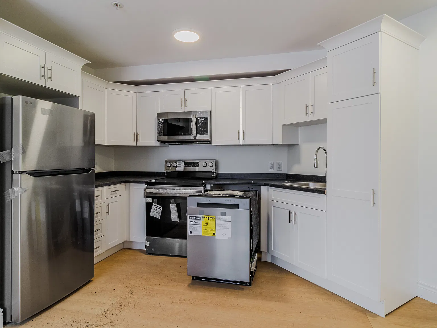 975 Brookside Dr — Photo 2