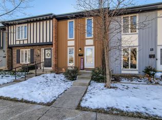 16 Dumbarton Oaks Pl, Elgin, IL 60123