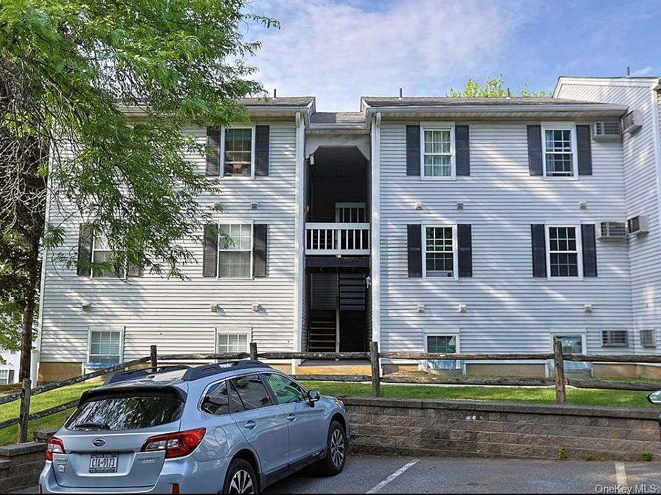 1st image of 10 Lexington Hill