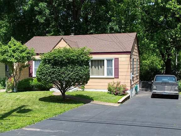 5 rms, 2 brs, 1 remodeled bath and a part finished basement. This driveway will probably accommodate 3 vehicles.