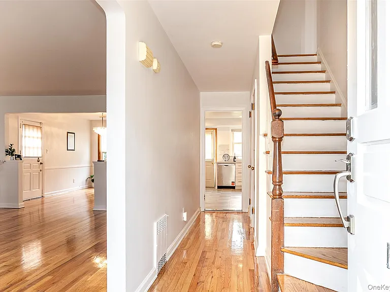 121 Manhasset Ave — Photo 5