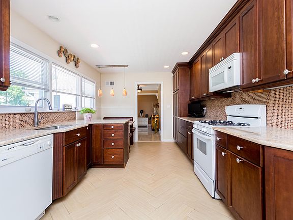 Beautiful Eat-In Kitchen