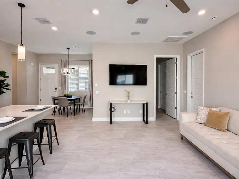 2506 E Pleasant Ln — Photo 15