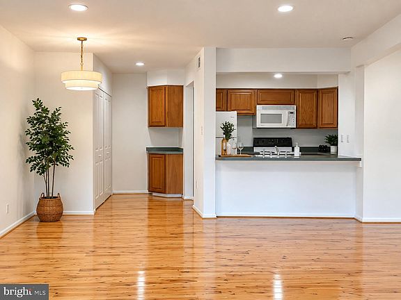 5th image of 5802 Royal Ridge Dr Unit I