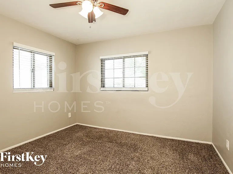 2311 W Maryland Ave — Photo 12