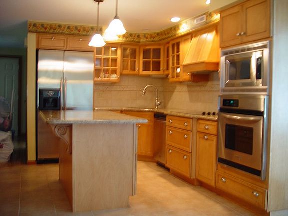Maple cabinets w/ granite countertops