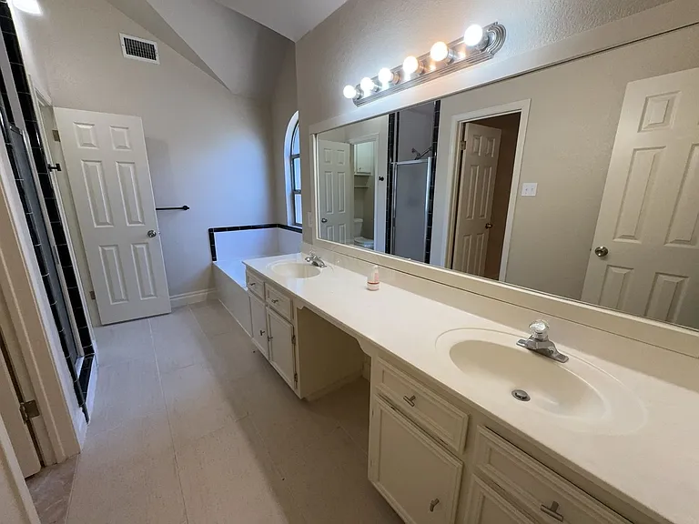 3906 Lone Oak Dr — Photo 16