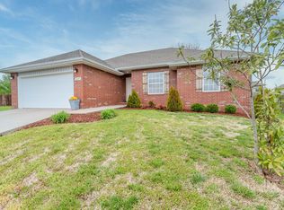 1045 S Red Cedar Ave, Springfield, MO 65802