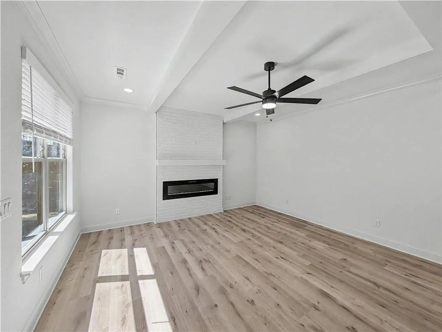 Modern Bella Vista Retreat with Luxury Finishes & Mountain Bike Access — Photo 4