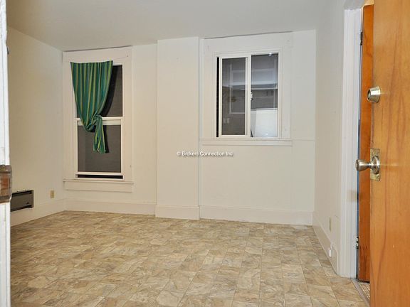 3rd image of 910 Clay St APT 6