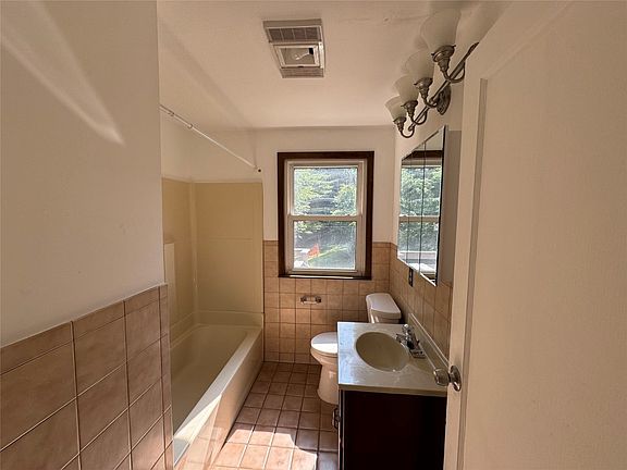 5th image of 609 Clayton Ave