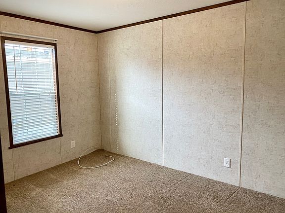 5th image of 136 Rotterdam Ave