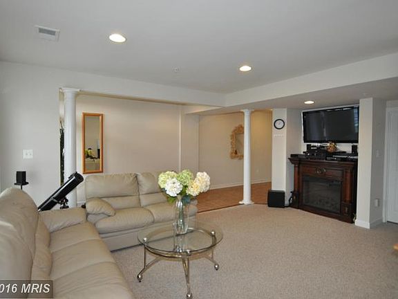 3rd image of 121 Norwich Ln