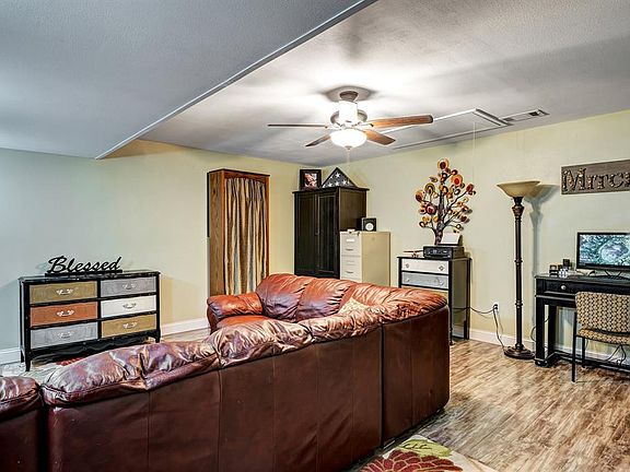 5th image of 1102 E Park Dr