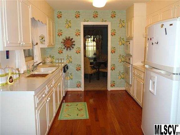 5th image of 271 Falls Ave