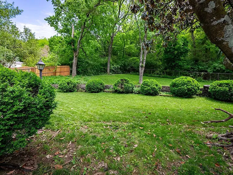 214 London Ln — Photo 35