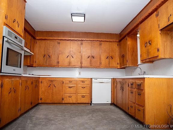 2nd image of 419 N Texhoma Ave