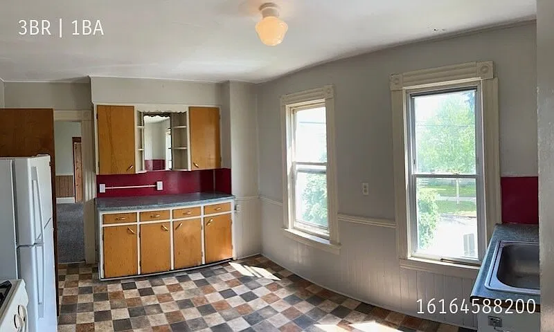 3BR/1BA Upper Apartment Near Downtown GR at 801 Crosby NW, Grand Rapids, MI 49504 — Photo 3