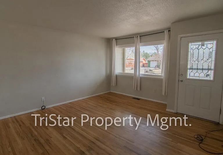 3413 Greenwood Cir — Photo 2