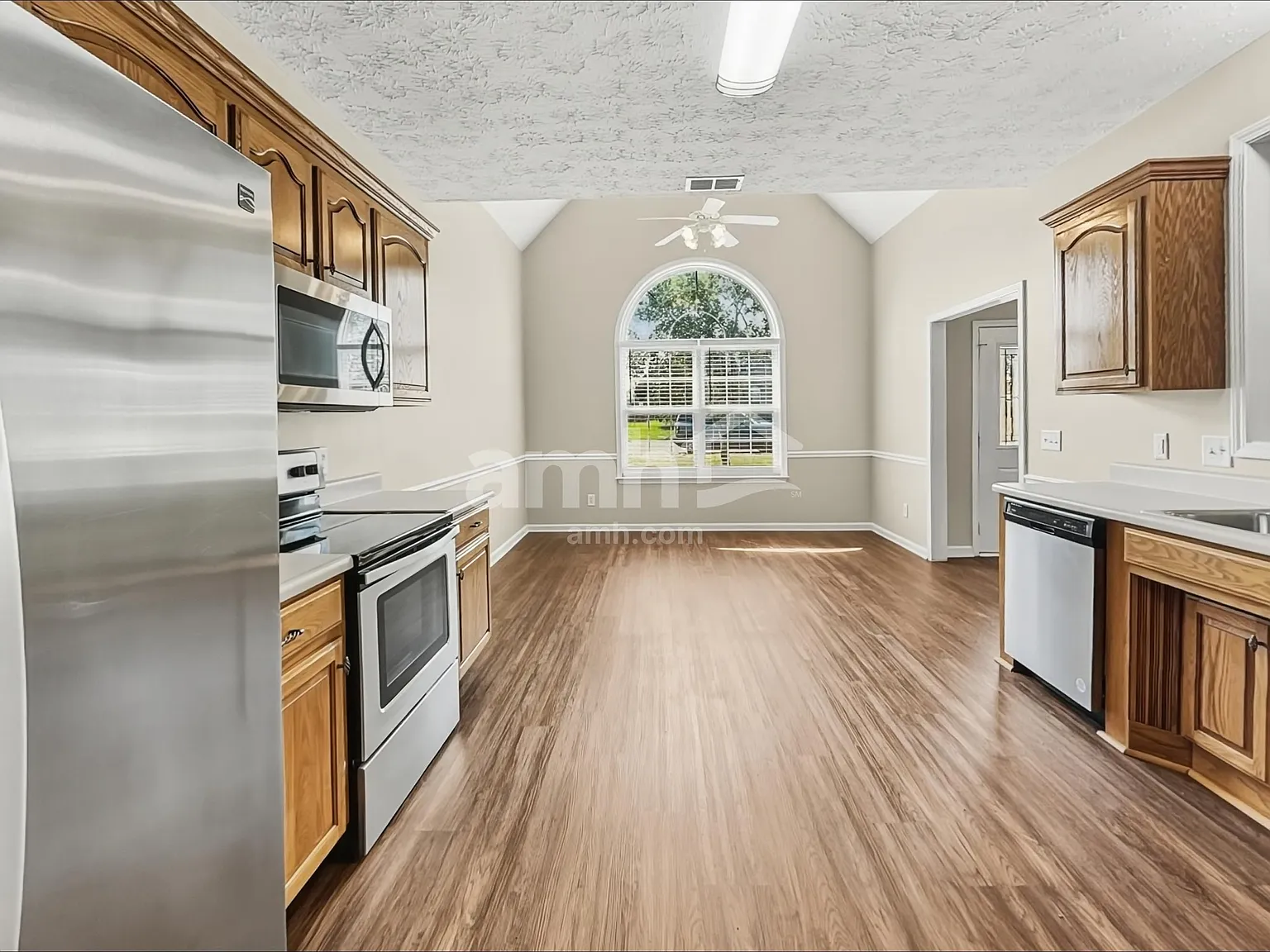 4 bed, 3.0 bath, 2950 sqft, $2,895 — Photo 4