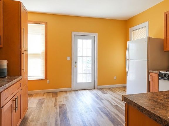 5th image of 319 W Clinton St