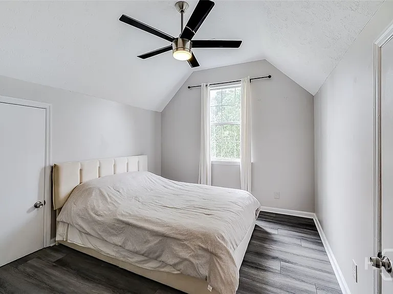 110 Embassy Ct — Photo 34