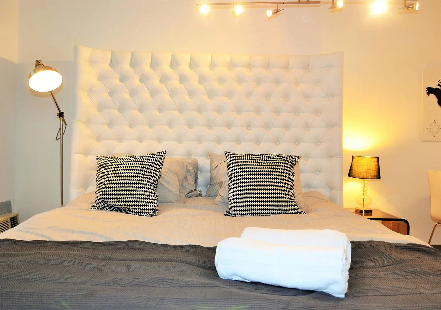 Studio Off of Sunset Strip W/ King Bed — Photo 2