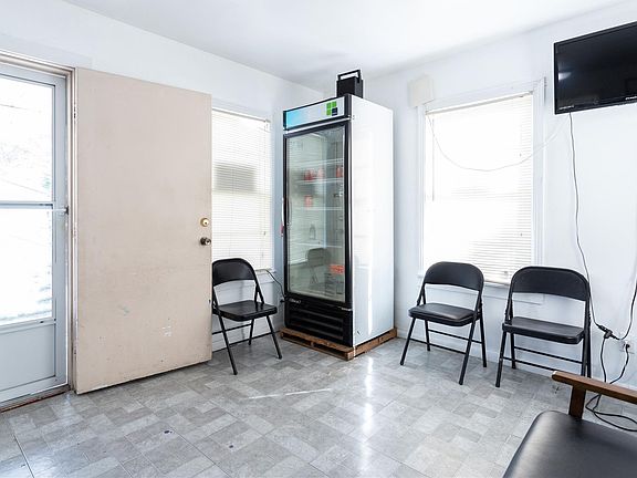 4th image of 904 Panama St
