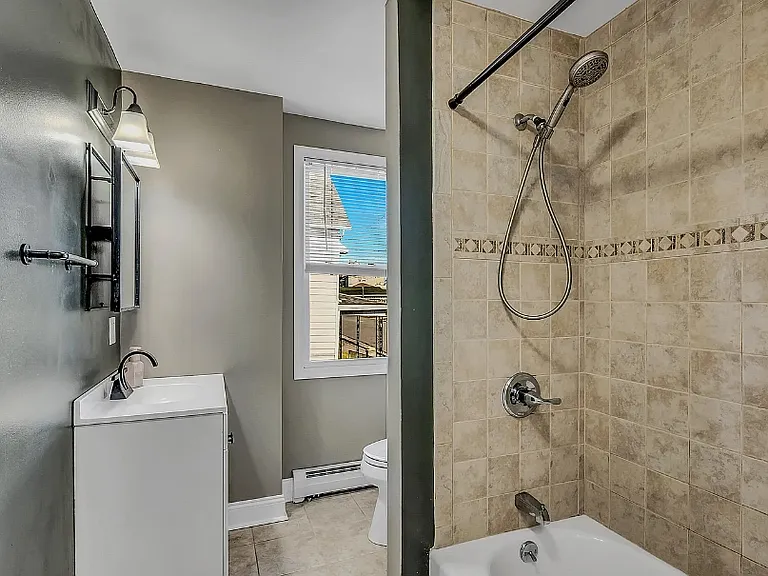 427 E Warren St — Photo 8