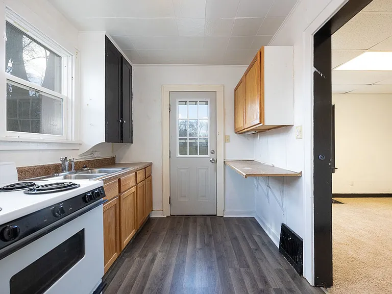 223-225 W Trail St — Photo 17