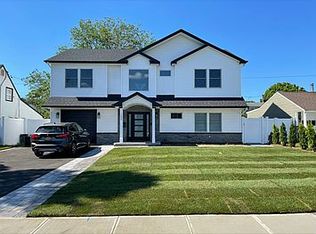 100 Bucket Ln, Levittown, NY 11756
