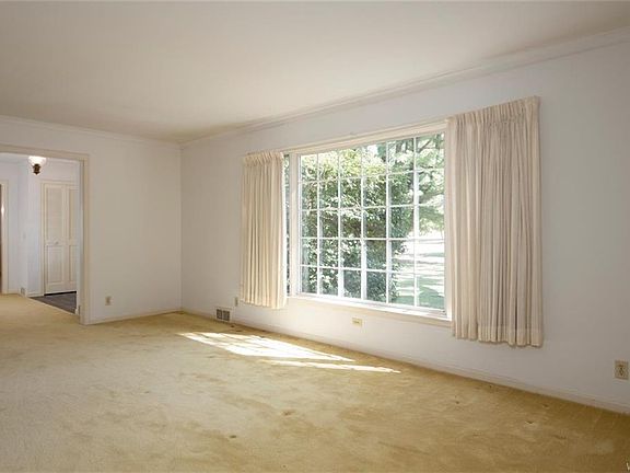 5th image of 320 Windsor Ln